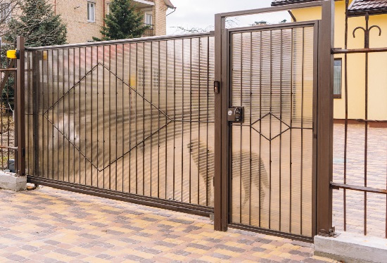 Купить ворота из профлиста с элементами ковки, с металлическими столбами в рамке или под дерево в Таганроге от 156135 руб